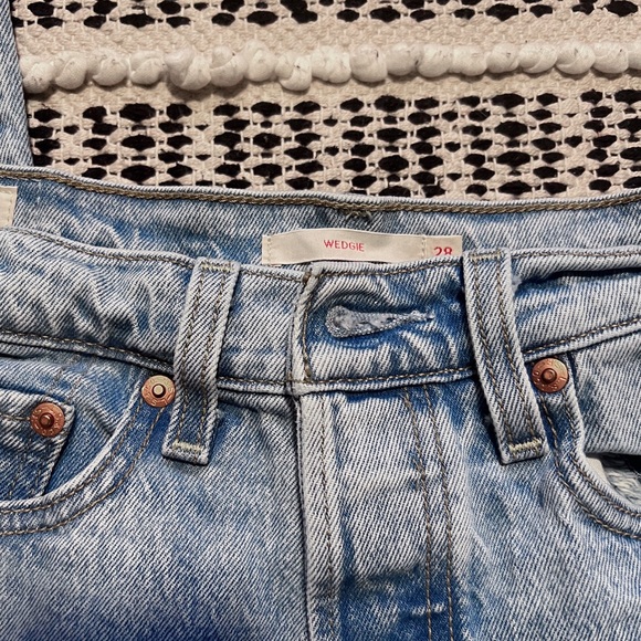 Levi's Wedgie High Rise Button Fly Waist Denim
Light Wash Skinny Jeans 28 - Picture 3 of 3